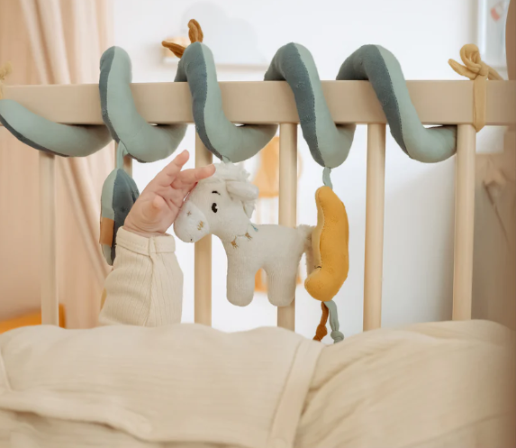 Duurzame babykamer: speelgoed en meubels die meegroeien